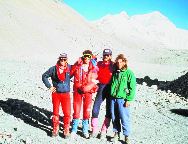 To zdjęcie wykonano po akcji na zboczach Mt. Everestu. Od lewej: Gary Ball, Andrzej Marciniak, Rob Hall, Artur Hajzer