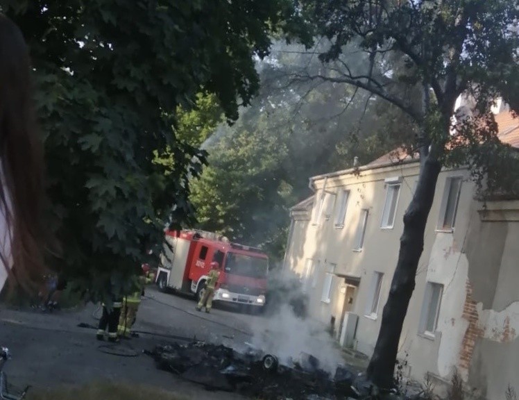 Na miejscu doszczętnie spaliła się przyczepa kempingowa