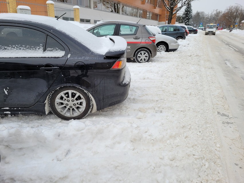 Strefa płatnego parkowania pod śniegiem, ale płacimy, jakby śniegu nie było (zdjęcia)