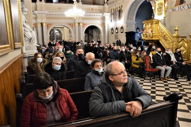 Wierni na pasterce w 2021 roku w Piotrkowie Trybunalskim. Obowiązywały wówczas maseczki