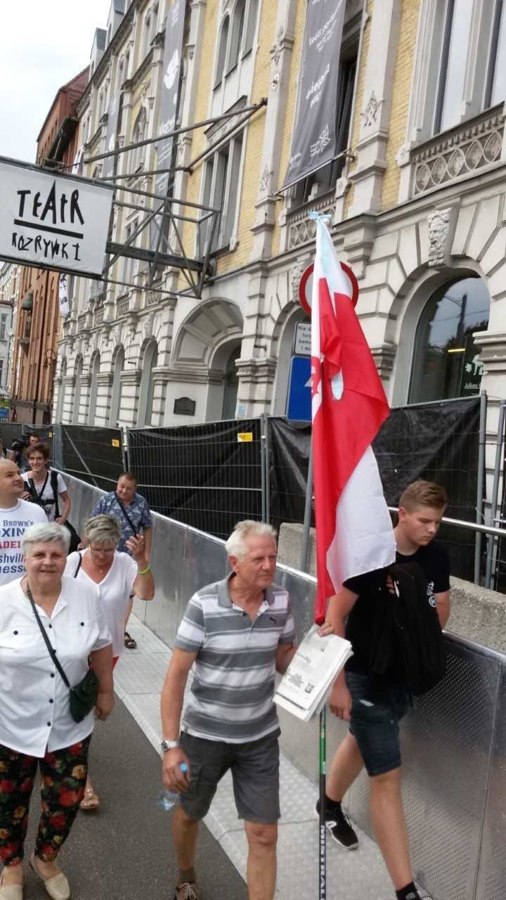 Chorzów: 3 sierpnia, pikieta przed Teatrem Rozrywki