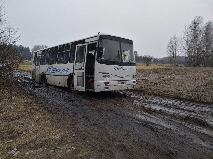 Autobus szkolny utknął w błocie w gminie Zabłudów