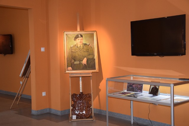 Pamiątki po generale Maczku w Sali Tradycji Czarnej Dywizji w Żaganiu