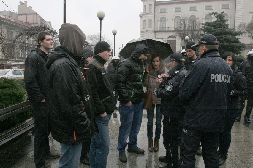 Manifestacja KOD w Bielsku-Białej w strugach deszczu [ZDJĘCIA]