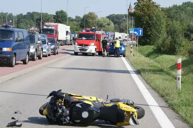 Śmiertelny wypadek na krajowej 10. Motocyklista zderzył się z osobówką. Policjanci wyjaśniają przyczyny wypadku.Na miejscu policjanci zastali służby medyczne i strażaków prowadzących czynności ratunkowe wobec jednego z uczestników wypadku. Na miejsce przybył także śmigłowiec ratunkowy. Mimo podjętej reanimacji, w wyniku odniesionych obrażeń motocyklista zmarł na miejscu.Zobacz koniecznie: Autostrady, bramki, systemy płatności - jak ominąć korki?