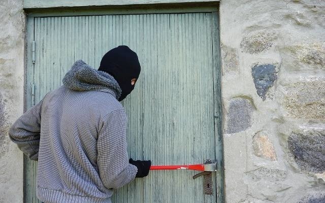 Plaga włamań w powiecie pabianickim. Złodzieje obrabowali 23 domy. Są wciąż na wolności