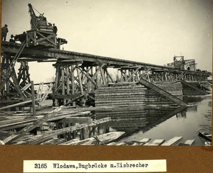 Na zdjęciu widzimy most kolejowy  w trakcie odbudowy w 1915...