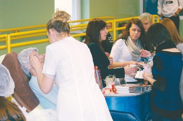 14 grudnia PWSZ i jej instytut kosmetologii gościł w Zespole Szkół Ogólnokształcących w Strzelcach Opolskich. Do skorzystania z oferty zrobienia sobie makijażu czy zabiegu pielęgnacyjnego na dłonie chętnych nie brakowało.