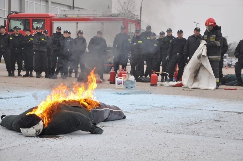 Policja uczyła się działać jak straż pożarna. Szkolenie prewencji (zdjęcia)