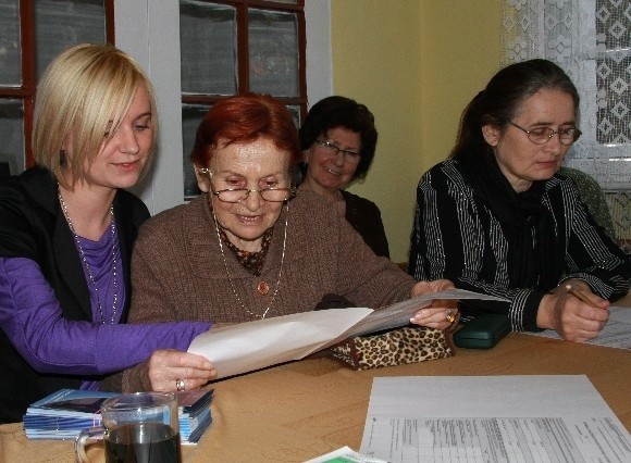 Pracownica fiskusa Izabela Maćkowiak (pierwsza z lewej) tłumaczyła Zofii Ratajczyk, jak wypełnić zeznanie podatkowe.