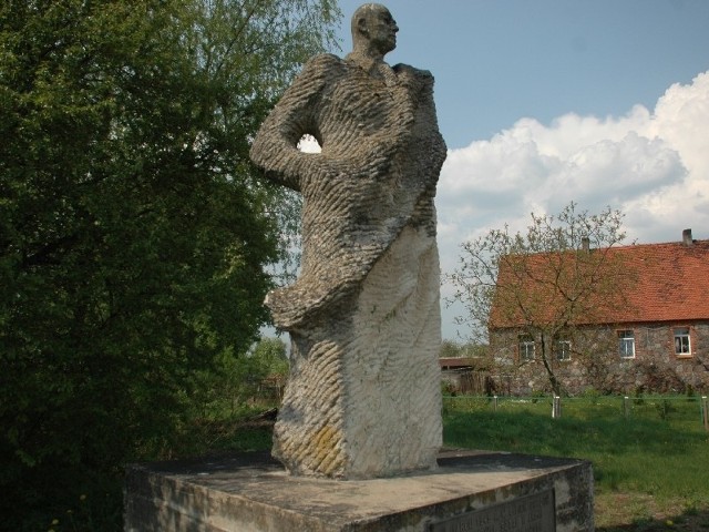 Pomnik generała Świerczewskiego stoi w Lipich Górach od ponad 30 lat. - Nie jeden raz piło się z Karolkiem. Grzeczny był - żartują miejscowi.