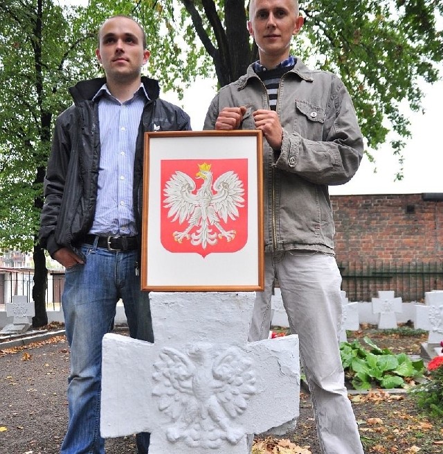Grzegorz Kozik (pierwszy z lewej) oraz Dawid Kosior z tarnobrzeskich struktur Forum Młodych Prawa i Sprawiedliwości uważają, że orzeł na nagrobkach Cmentarza Wojennego w Tarnobrzegu już dawno powinien mieć koronę.