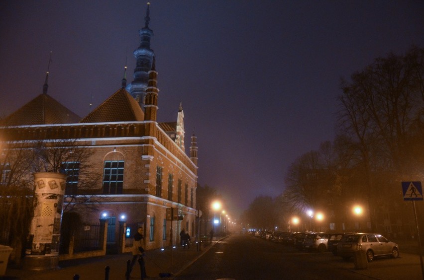 Tajemniczy Gdańsk. Zobaczcie nocne zdjęcia Gdańska spowitego mgłą