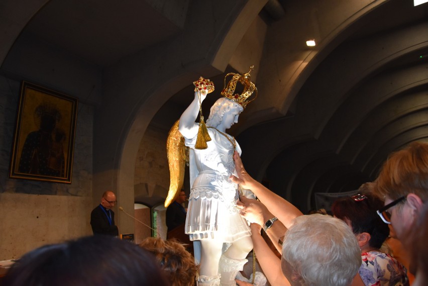 Pielgrzymi modlili się przy figurze św. Michała Archanioła w...