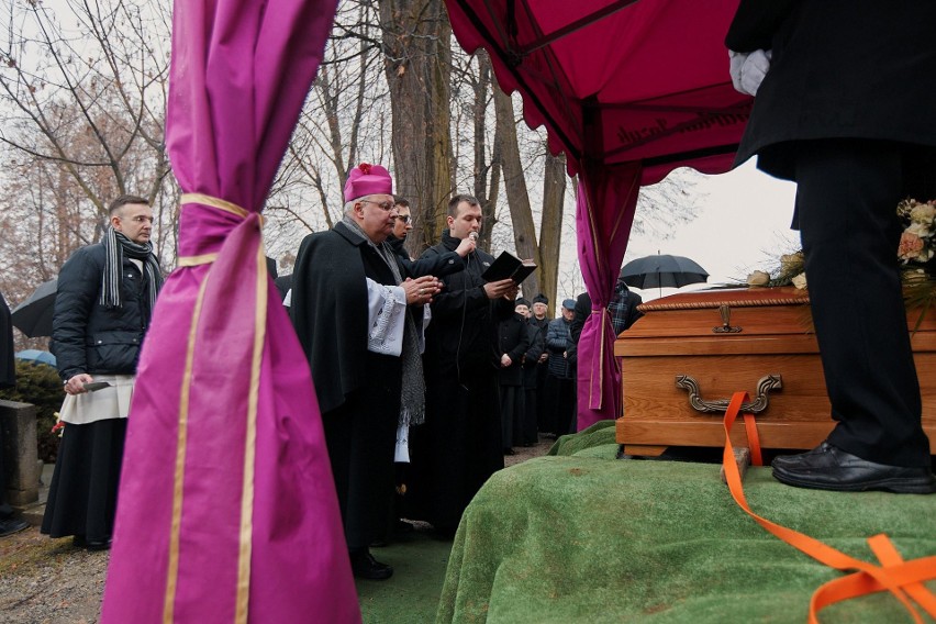 Ks. Henryk Pasieka miał 63 lata. Został pochowany na...