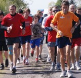 Biegacze, którzy zbierają pieniądze dla chorej dziewczynki, kończą bieg przez Polskę. Musieli zmienić trasę