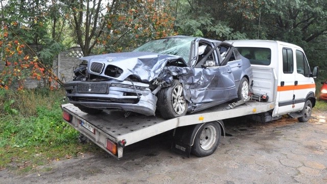 Do czołowego zderzenia obu aut doszło na zakręcie drogi na ulicy Radomskiej w Pionkach.