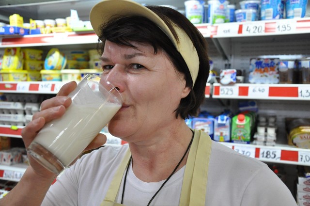 W Oleśnie ze śmietany potrafią zrobić nawet alkohol- Klienci chętnie kupują nasze wyroby, przede wszystkim masło ekstra z Olesna, twaróg półtłusty i mleko - mówi Danuta Marek ze sklepu firmowego Okręgowej Spółdzielni Mleczarskiej  w Oleśnie.