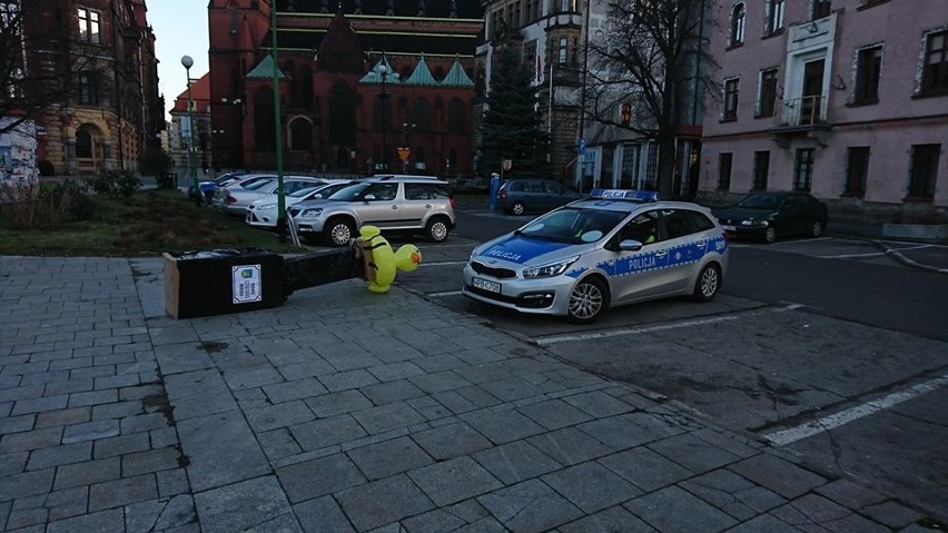 Postawili pomnik Czystości Narodu. Rano zabrała go policja