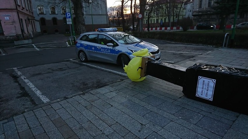 Postawili pomnik Czystości Narodu. Rano zabrała go policja