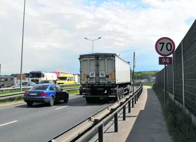 Wiadukt w ciągu drogi nr 94 w Olkuszu. Można po nim jeździć 70 km/h, a nie 50 km/h