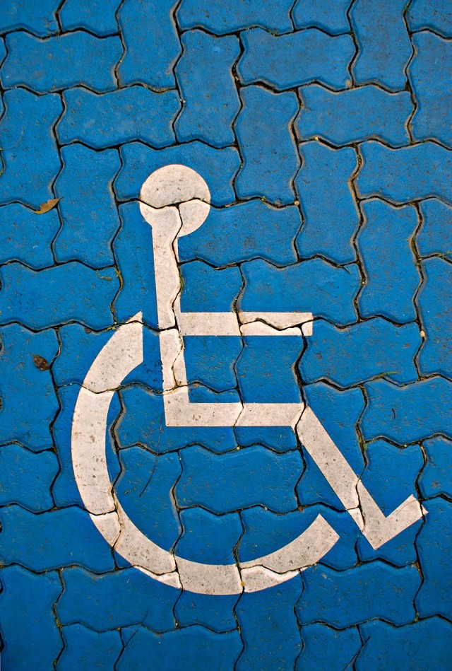 Pod blokami w Sokółce brakuje miejsc parkingowych dla osób niepełnosprawnych