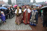 Deszczowy Orszak Trzech Króli przeszedł przez Chrzanów. Na Placu Tysiąclecia witały go tłumy. Zobacz ZDJĘCIA 