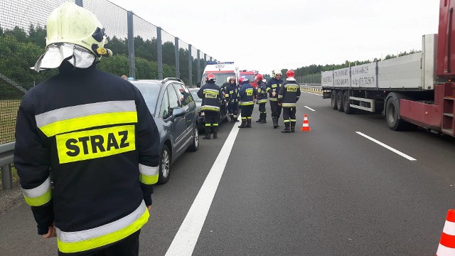 W sobotę i niedzielę syreny dwa razy podrywały strażaków z jednostki OSP w Skwierzynie. Usuwali niebezpiecznie pochylone drzewo, a dziś rano zabezpieczali miejsce wypadku na trasie S3.W niedzielę o godzinie 6.45 strażacy ochotnicy zostali wezwani do kolejnego w ostatnich tygodniach wypadku na trasie szybkiego ruchu S3. Na jej skwierzyńskim odcinku zderzyły się dwa samochody osobowe. Kierujący audi A4 najechał na tył poprzedzającego go osobowego citroena C4. Na szczęście nikomu nic się nie stało. Strażacy ochotnicy ze Skwierzyny i zawodowi z Międzyrzecza zabezpieczyli miejsce zdarzenia. Po trwającej godzinie akcji mogli wrócić do swoich strażnic. W sobotę około godziny 17.10 skwierzyńskich strażaków poderwała kolejna syrena. Zostali zawiadomieni niebezpiecznie pochylonym drzewie przy szosie w kierunku Świniar. Do usunięcia zagrożenia konieczne było użycie drabiny, bowiem spadające na jezdnię drzewo, mogło przerwać biegnącą pod nim linię telefoniczną. [cyt]-Tym razem akcja trwała blisko dwie godziny - informuje Michał Kowalewski, prezes OSP w Skwierzynie.[/cyt]Więcej informacji z powiatu międzyrzeckiego w tygodniku "Głos Międzyrzecza i Skwierzyny".Zobacz wideo z korytarza życia, utworzonego przez kierowców na trasie S3.