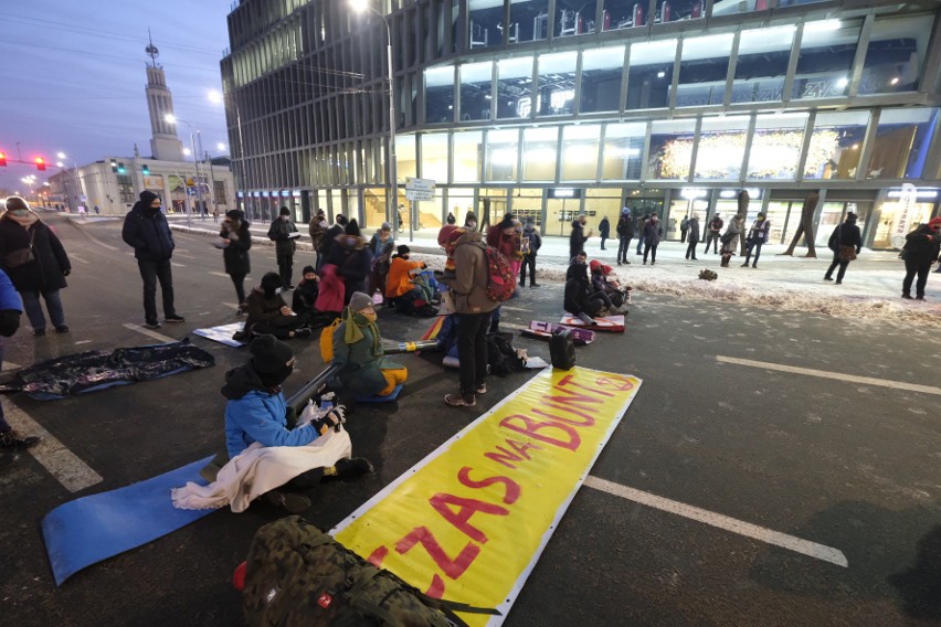 Protestujących, którzy usiedli na środku ulicy, z jezdni...