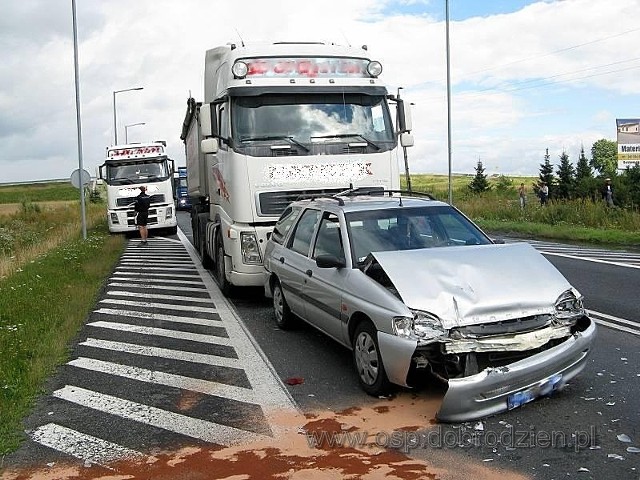 Koło ronda w Dobrodzieniu samochód osobowy zderzył się z ciężarówką.