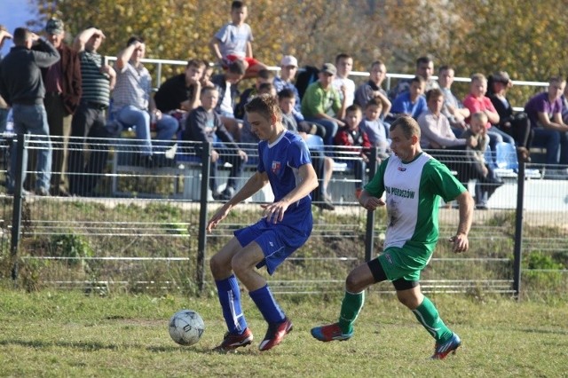 Fragment derbowego meczu pomiędzy Victorią Górki Szczukowskie, a Astrą Piekoszów.