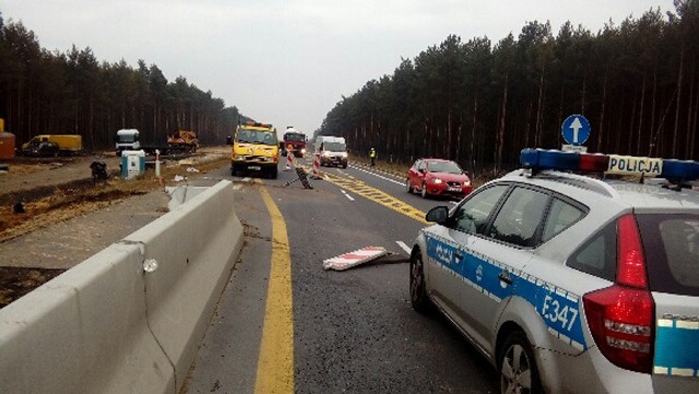 Do zdarzenia doszło we wtorek (11 października) na drodze S3 koło Nowej Soli. Kierowca busa uderzył w betonowe barierki i uciekł z auta. Został zatrzymany po krótkim pościgu. Jest kompletnie pijany.Bus mercedes sprinter jechał w kierunku Zielonej Góry. Za Nową Solą kierowca stracił panowanie nad kierownicą i uderzył w betonowe bariery odgradzające plac budowy nowej nitki drogi S3. Po chwili kierujący wysiadł z busa i uciekł do lasu. Na miejsce szybko dotarła zawiadomiona o zdarzeniu nowosolska policja. – Pracownicy budowy wskazali policjantom kierunek, w którym uciekł kierowca busa – informuje sierż. Justyna Sęczkowska, rzeczniczka nowosolskiej policji. Po chwili dostrzegli uciekiniera. Kierowca busa został zatrzymany. Jak się okazało był kompletnie pijany. – Badanie alkomatem wykazało aż 3 promile alkoholu w wydychanym powietrzu - mówi sierż. Sęczkowska.Kierujący został zatrzymany przez nowosolskich policjantów. Będzie trzeźwiał w policyjnej celi. To 40-letni Ukrainiec z polskim obywatelstwem, mieszkaniec woj. dolnośląskiego. Samochód odholowała laweta pomocy drogowej. Po wytrzeźwieniu mężczyzna usłyszy zarzuty prowadzenia po pijanemu i spowodowania kolizji oraz ucieczki z miejsca zdarzenia.