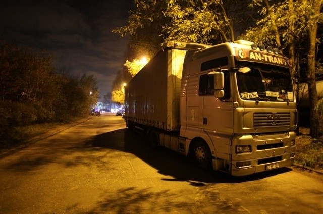 Tir potrącił policjanta przed łódzkim cmentarzem.