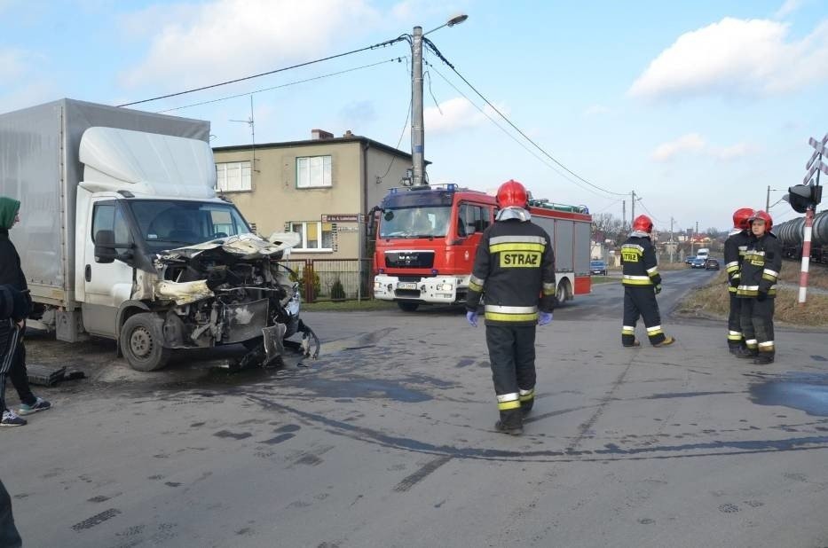 Wypadek na przejeździe kolejowym na Dalkach Samochód