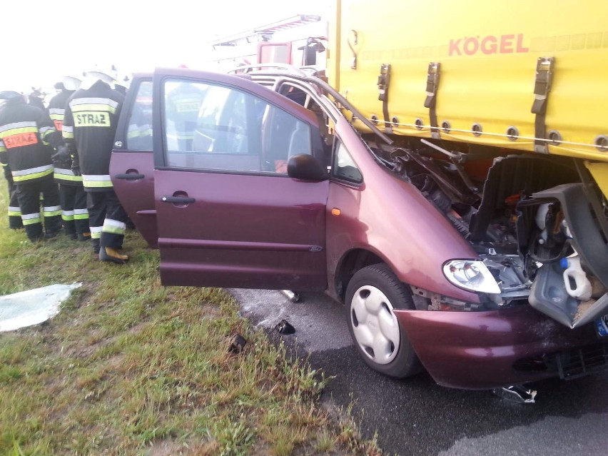 Wypadek na A2: Pięć osób rannych w zderzeniu z tirem