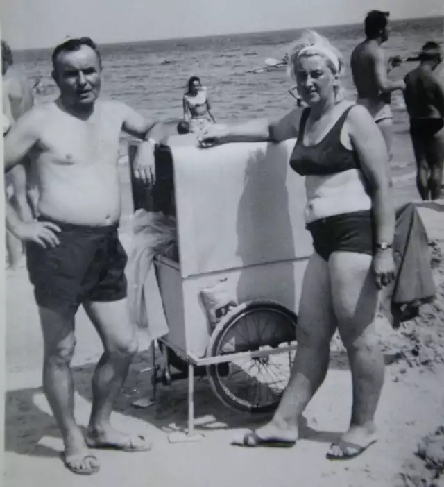 Bronisław Sokół z żoną Marią na plaży w Ustce. Lata 80. XX wieku.