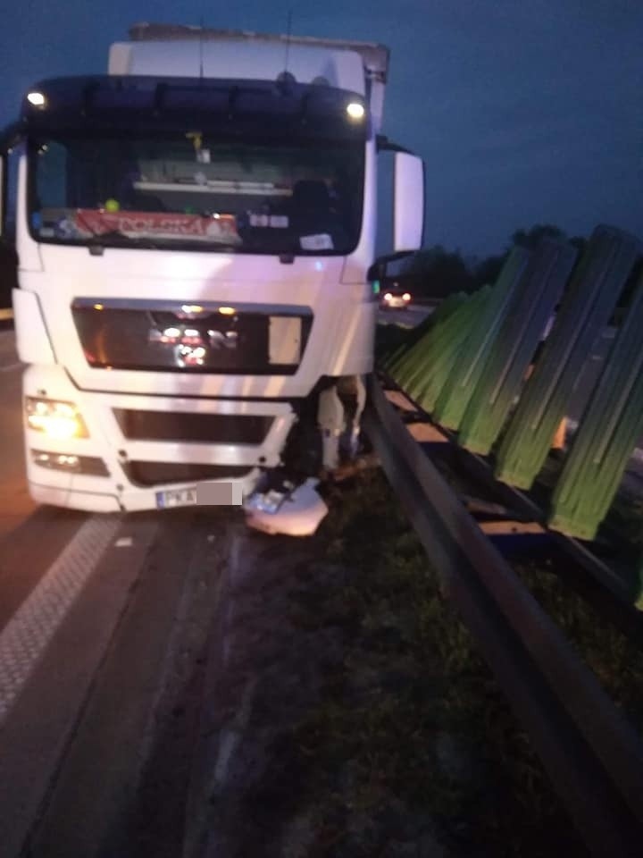 Wypadek na A4 pod Wrocławiem. Tir wbił się w bariery (ZDJĘCIA)