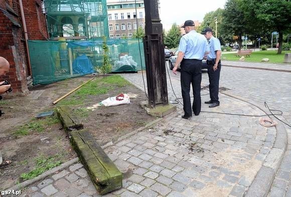 Belka krzyża spadła na głowę bezdomnego. Zginął na miejscu.