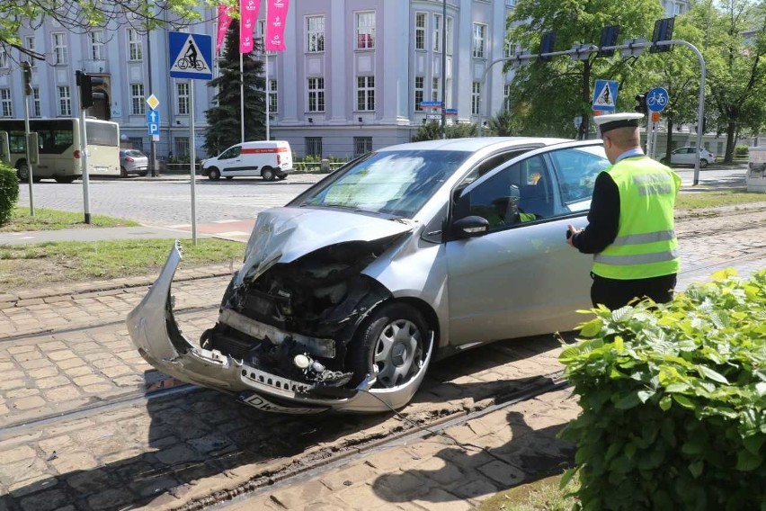 Wypadek na Powstańców Śląskich. Ukrainka wjechała w tramwaj