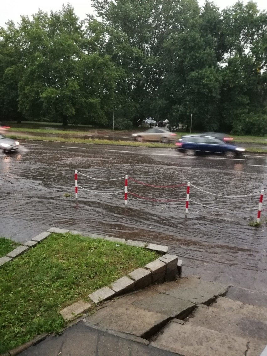 Koszalin: Zalana ul. Fałata na wysokości ul. Gałczyńskiego