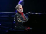 Elton John karetką przetransportowany do szpitala!