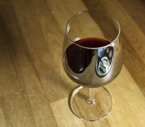 Zgodnie z przepisami unijnymi wino powinno ono być pozyskiwane wyłącznie z winogron. (fot. sxc)