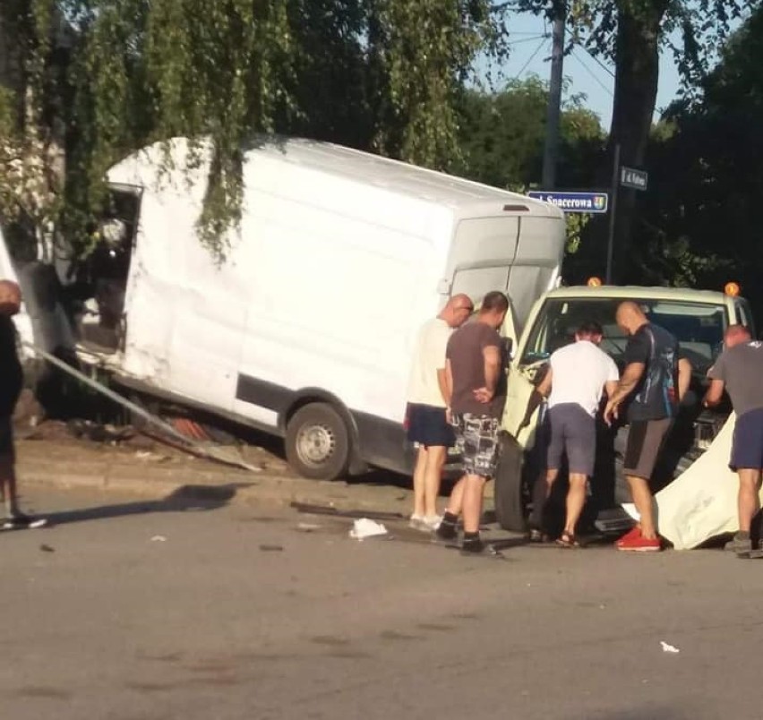 Wypadek w Kiezmarku. W akcji śmigłowiec LPR. Jedna osoba zakleszczona w aucie, sześć osób poszkodowanych