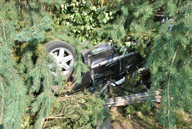 W sobotę przed godziną 12, w miejscowości Sucha Rzeczka, kierowca renault zjechał nagle na przeciwległe pobocze drogi.