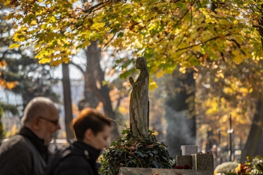 Ważną kwestią jest również okazywanie szacunku dla zmarłych....