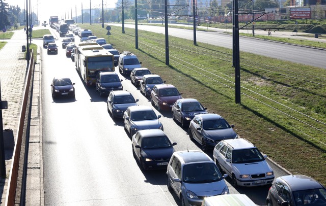 Przejechanie 10 kilometrów w Łodzi kosztuje kierowcę średnio 19 minut i 30 sekund - wynika z najnowszego raportu agencji TomTom Traffic Index