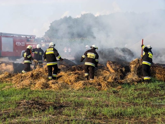 Strażacy gaszą pożar sterty słomy w Jakubowicach.