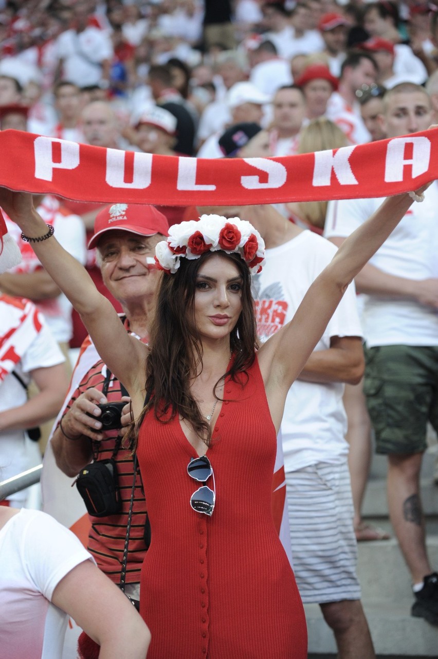 Biało-czerwone fanki na meczu Polska - Portugalia w Marsylii