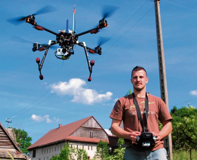 Konrad Wójtowicz ze swoim dronem. Takie będą pilnować kolei?