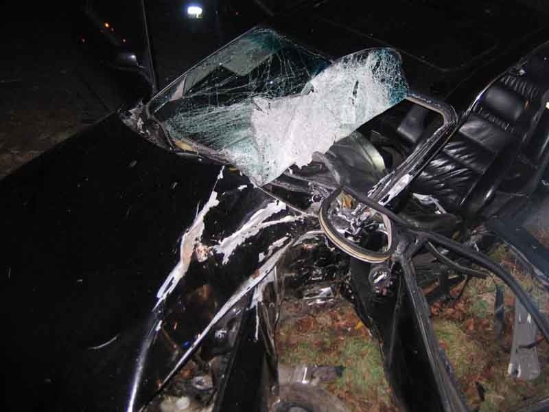 Wypadek pod Karlinem. Audi uderzyło w drzewo